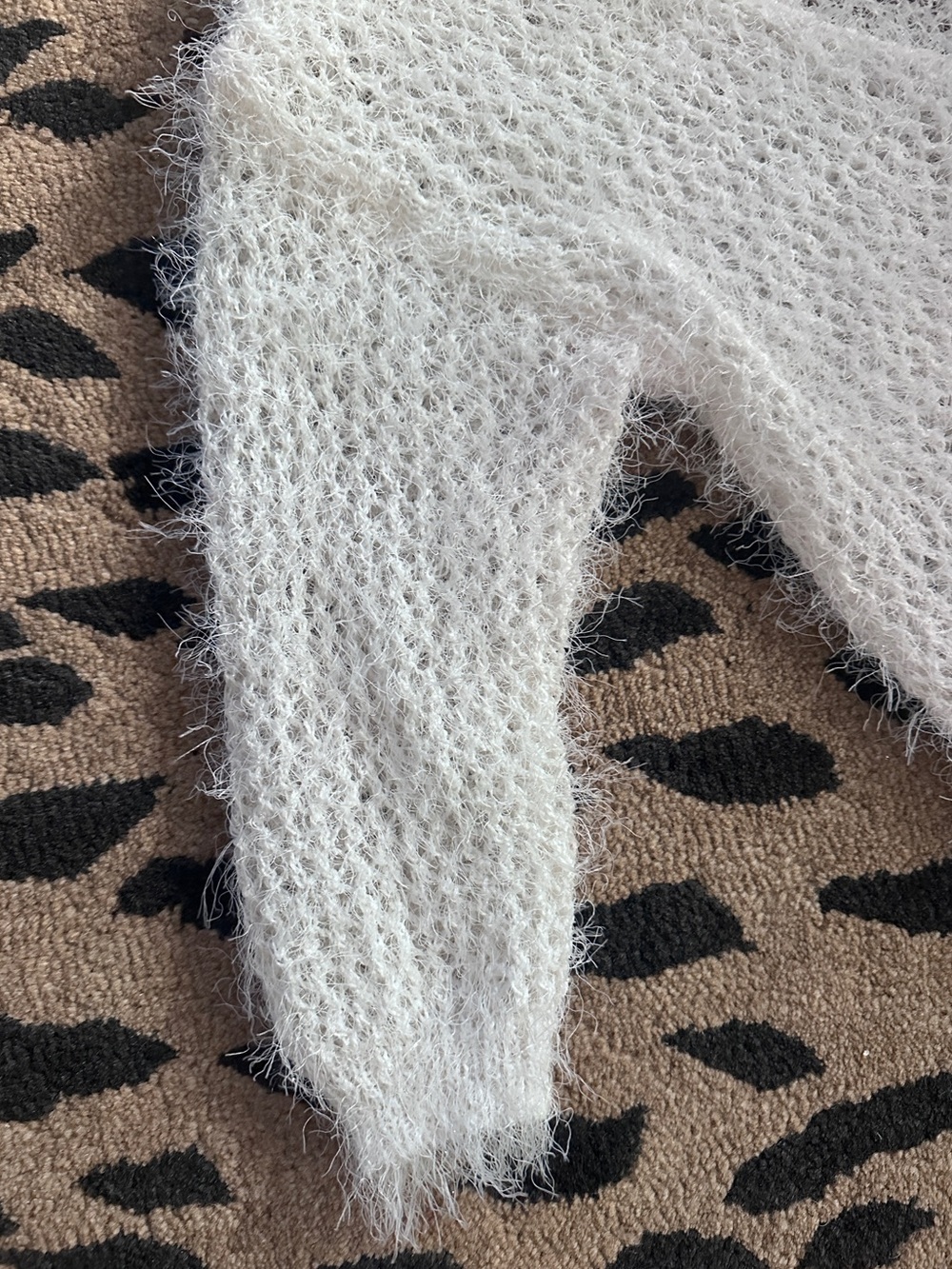 Nordstroms Tilden Fuzzy Eyelash White Opal V-Neck Sweater - NWT - Size S - Picture 6 of 9
